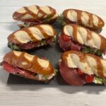 bretzel-au-jambon-Aoste-et-crème-de-chèvre bons en chablais plat à emporter entrée du jour